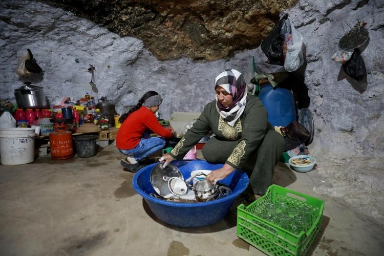 <p>Köy muhtarı Hamamede, ayrıca yerleşimciler ile Filistinlilerin yaşamı arasında kıyas götürmez biçimde fark bulunduğunu, Yahudi yerleşimcilerin her türlü ihtiyaçlarının karşılandığını belirtti. </p>

<p> </p>
