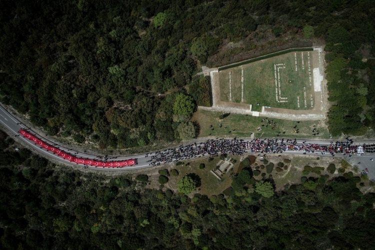 <p>Çanakkale Kara Savaşları`nın 104. yılı</p>

<p>Türkiye`nin dört bir yanından tarihin en kanlı muharebelerinden birinin yaşandığı Gelibolu Yarımadası`na gelen 3 bin Mevlevi, 57. Alay Şehitliği`nden birlik ve beraberlik mesajları verdi. Mevleviler, Gelibolu Yarımadası`ndaki Çataldere Şehitliği bölgesinde kortej oluşturarak, açtıkları dev Türk Bayrağıyla 57. Alay Şehitliği`ne kadar yürüdü.</p>

<p>Sergen Sezgin</p>

<p> </p>
