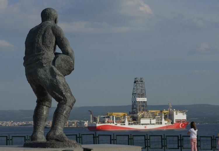 <p>"Yavuz", Çanakkale Boğazı`ndan geçti</p>

<p>Türkiye`nin "Milli Enerji ve Maden Politikası" kapsamında, denizlerdeki arama ve sondaj faaliyetlerinin artırılması amacıyla TPAO tarafından satın alınan ve düzenlenen törenle Akdeniz`e doğru yola çıkan Yavuz, Çanakkale Boğazı`ndan geçti.<br />
<br />
Bülent Ersöz</p>

<p> </p>
