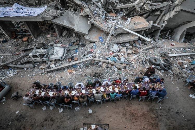 <p>Gazze'de enkazlar arasında iftar</p>

<p> </p>

<p>Mustafa Hassona</p>
