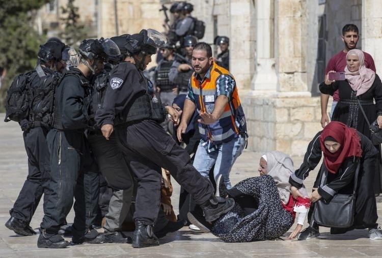 <p>İsrail polisinden Mescid-i Aksa'da saldırı<br />
<br />
Faiz Abu Rmeleh</p>