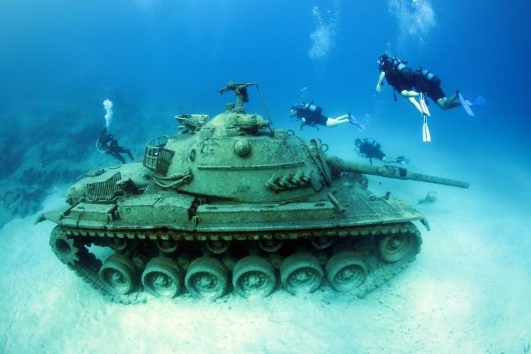 <p>Tanklı dalış turizmi</p>
<p>Antalya`da Akdeniz`in derinliklerine batırılan 45 tonluk eski tank, dalgıçların ve su altı meraklıların ilgi odağı oluyor. İki yılı aşkın bir süredir burada bulunan devasa tank, birbirinden farklı su altı güzelliklerini barındıran Kaş`ın dalış turizmine katkı sunuyor.</p>
<p> Hüseyin Yıldız</p>
<p> </p>
<p> </p>