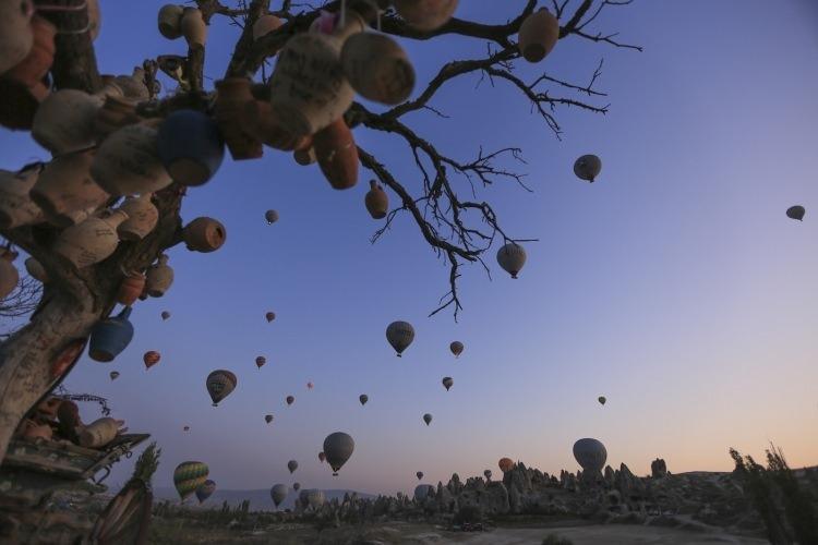 <p>Kapadokya`da sıcak hava balonları</p>
<p>Peribacaları, doğal kaya oluşumlarıyla kaplı vadileri, yer altı şehirleri, tarihi manastırları ve sıcak hava balon turu ile ünlü Türkiye`nin önemli turizm merkezlerinden Kapadokya bölgesi, dünyanın dört bir yanından gelen turistleri cezbediyor. Kapadokya bölgesine gelen turistler, sıcak hava balonları ile bölgenin eşsiz manzarasının keyfini çıkarıyor.</p>
<p> </p>
<p> Ismail Duru</p>
<p> </p>