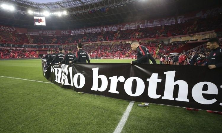 <p>Milli futbolculardan "Hello Brother" mesajı</p>

<p>A Milli Futbol Takımı, Eskişehir`de Moldova ile yapacağı 2020 Avrupa Şampiyonası (EURO 2020) Elemeleri H Grubu maçında, Yeni Zelanda`nın Christchurch kentinde 15 Mart`ta cuma namazı sırasında iki camiye düzenlenen terör saldırısında hayatını kaybedenleri unutmadı. Milli futbolcular, maç öncesi ısınmaya üzerinde Yeni Zelanda`nın Christchurch kentindeki terör saldırısında hayatını kaybeden Davud Nabi`nin son sözü olan "Hello brother" (Merhaba Kardeşim) yazısının yer aldığı pankartla çıktı.</p>

<p> Ali Atmaca</p>

<p> </p>

<p> </p>
