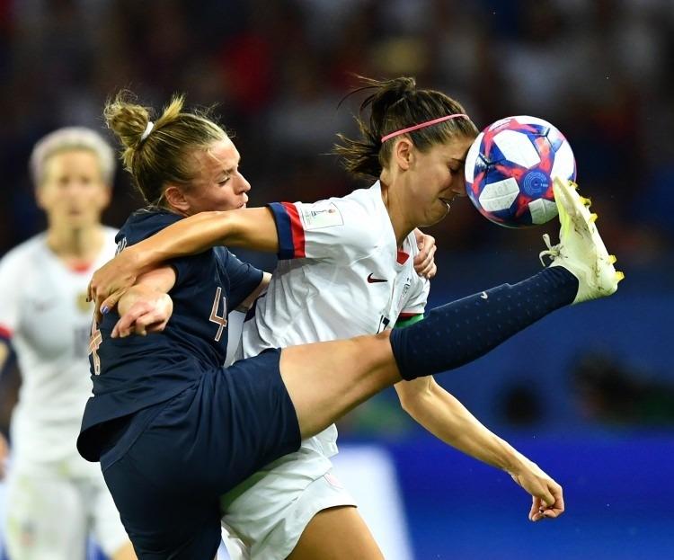 <p>Fransa &ndash; ABD</p>

<p>Fransa`nın ev sahipliğinde bu yıl 8`incisi düzenlenen 2019 FIFA Kadınlar Dünya Kupası`nda çeyrek final karşılaşması, başkent Paris`teki Parc des Princes Stadı`nda ABD ile Fransa arasında yapıldı. ABD`li oyuncu Tobin Heath (sağda) rakibi, Marion Torrent (solda) ile mücadele etti.</p>

<p>&nbsp;</p>

<p>&nbsp;Mustafa Yalçın</p>

<p>&nbsp;</p>
