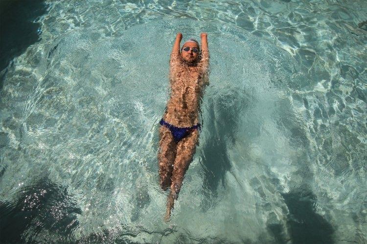 <p>Paralimpik milli y&uuml;z&uuml;c&uuml;, Tokyo 2020 i&ccedil;in "kula&ccedil; atıyor"</p>

<p>Kendisine protez malzemeleri sağlayan firma yetkilisinin yönlendirmesiyle yüzmeye başlayan ve başarıdan başarıya koşan milli sporcu Hamit Demir, 2020 Tokyo Paralimpik Oyunları`na katılmayı hedefliyor.</p>

<p>&nbsp;Ayhan İşcen</p>

<p>&nbsp;</p>

<p>&nbsp;</p>
