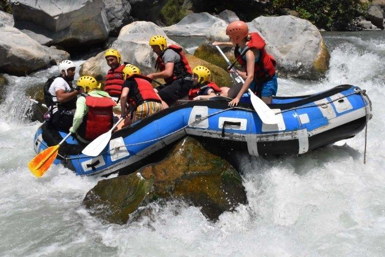 <p>Dalaman &Ccedil;ayı`nda rafting heyecanı turistleri cezbediyor</p>

<p>T&uuml;rkiye`nin bin 440 kilometrelik en uzun kıyı şeridine sahip turizm merkezlerinden Muğla`daki Dalaman &Ccedil;ayı, adrenalin tutkunu yerli ve yabancı turistlere rafting heyecanı yaşatıyor. Antik ismi İndos olan 229 kilometre uzunluğa sahip Dalaman &Ccedil;ayı, Toroslar`ın batısındaki G&ouml;ktepe ve Yaylacık dağlarından inen kolların birleşmesiyle b&uuml;y&uuml;y&uuml;p dar ve derin bir vadi i&ccedil;inden akarak rafting sporu i&ccedil;in vazge&ccedil;ilmez bir ortam sunuyor.</p>

<p>&nbsp;Durmuş Gen&ccedil;</p>

<p>&nbsp;</p>

<p>&nbsp;</p>
