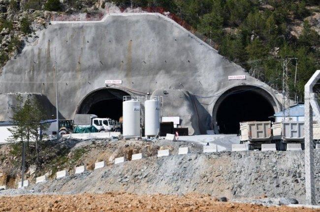 <p>Doğu Karadeniz Bölgesi'ni Orta Doğu, Kafkaslar ve İran'a bağlayan tarihi İpek Yolu'nun geçtiği güzergahta, tamamlandığında dünyanın ikinci, Avrupa'nın ise 14,5 kilometreyle en uzun çift tüplü karayolu tüneli olacak Yeni Zigana Tüneli'nin inşaatı devam ediyor. Yüzde 65’i biten tünel inşaatının, gelecek yıl tamamlanması hedefleniyor.</p>

<p>Doğu Karadeniz Bölgesi'ni Orta Doğu, Kafkaslar ve İran'a bağlayan tarihi İpek Yolu'nun geçtiği güzergahta, tamamlandığında dünyanın ikinci, Avrupa'nın ise 14,5 kilometreyle en uzun çift tüplü karayolu tüneli olacak Yeni Zigana Tüneli'nin inşaatı devam ediyor. Yüzde 65’i biten tünel inşaatının, gelecek yıl tamamlanması hedefleniyor.</p>
