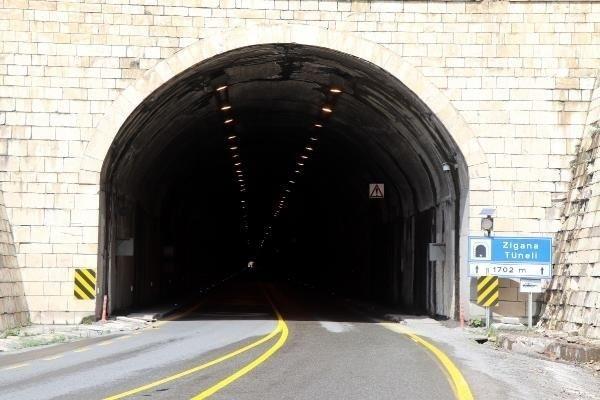 <p>Yeni Zigana Tüneli ile Başarköy Vadisi'nden 1015 metre kotundan girilip, 1264 metre kotuna yüzde 3,30 eğimle tırmanılacak.</p>

<ul>
</ul>
