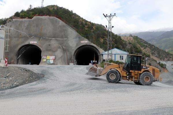 <p>Proje kapsamında ayrıca, Türkiye’de ilk defa karayolu tünellerinde uygulanacak havalandırma sistemlerinin bir parçası olan 3 noktada 6 adet havalandırma şaft yapı çalışmaları da eş zamanlı olarak ilerliyor.</p>

<ul>
</ul>
