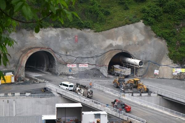 <p>Çift tüp olarak 14,5 kilometre uzunluğundaki yeni Zigana Tüneli'nde Gümüşhane ve Trabzon tarafı olmak üzere toplam 18,50 kilometre kazı-destekleme çalışması yapılırken, 12,16 kilometre uzunluğunda da kaplama beton imalatı yapıldı.</p>
