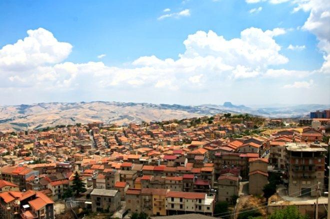 <p><span style="color:#FFD700"><strong>Akdeniz'in en büyük adası Sicilya'daki Cammarata kasabası, azalan nüfusa karşı çıtayı yükseltti. Cammarata'ya taşınacak herkes ücretsiz ev sahibi olacak.</strong></span></p>

<p>İtalya'da nüfus kaybıyla başa çıkmak için 1 euro'ya ev satan kasabaların sayısında artış yaşanırken, Sicilya'ya bağlı Cammarata'nın belediye başkanı Vincenzo Giambrone'dan bu konuda çıtayı yükselten farklı bir yaklaşım geldi. Uzun ikna çabalarına rağmen yerli halkın bölgeyi terk etmesini engelleyemediğini belirten Giambrone, diğerlerinden farklı olarak ücretsiz ev projesini bu nedenle başlattıklarını duyurdu.</p>
