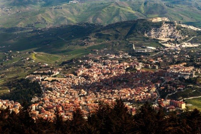 <p><strong>Tarihi Ortaçağ'a uzanıyor!</strong></p>

<p>Cammarata, Sicilya'nın tarihi kasabalarından birisi. 6 bin 289 nüfuslu Cammarata, ormanların zengin olduğu bir bölgede ve deniz seviyesinden 1.578 metre yüksekte yer alıyor.</p>

<p> </p>
