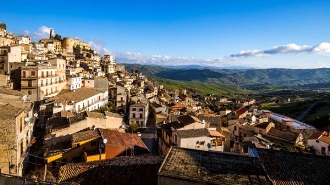 <p>Palermo'ya 60 kilometrelik bir mesafede bulunan Cammarata'daki birçok binanın geçmişi Ortaçağ'a uzanıyor.</p>
