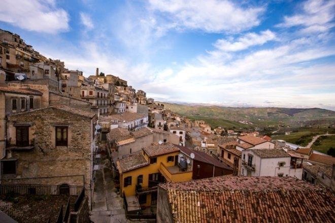 <p><strong>1000 euro destek de sağlanacak!</strong></p>
<p> </p>
<p>Ayrıca kasabaya yerleşen genç ve çocuklu çiftlere 1000 euro destek de verilecek.</p>
<p> </p>