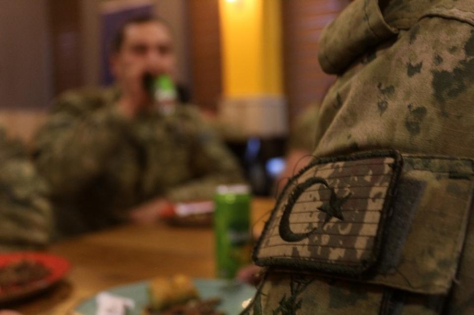 <p><strong>Kararlılık mesajı</strong></p>

<p><br />
Terör örgütü PKK’ya yönelik operasyonların yoğun olarak sürdüğü Hakkari bölgesinde, Dağ ve Komando Tugay Komutanlığının harekat komutasındaki Amfibi Deniz Piyade Tugay Komutanlığı Teröristle Mücadele Harekatı Görev Birlik Komutanlığı unsurları, yeni yıla girerken terörle mücadelede kararlılık mesajı verdi. </p>
