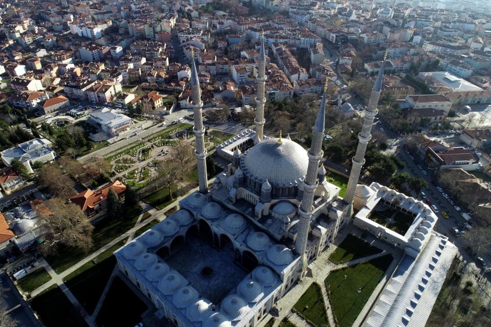 <p><strong> "Dünyanın her yerinden ziyaretçi geliyor"</strong></p>
<p>Edirne Tanıtım ve Turizm Derneği Başkanı Bülent Bacıoğlu da kente gelen turistlerin büyük çoğunluğunun Selimiye'ye uğramadan gitmediğini anlatarak, "Edirne'ye birkaç defa gelip Selimiye'yi görenler, arkadaşları ve dostlarıyla geldiklerinde tekrar camiyi ziyaret ediyor." dedi. </p>