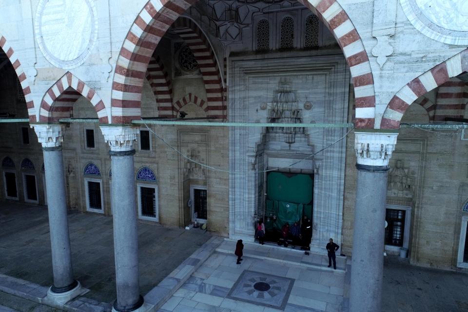 <p><strong>"Hayran hayran seyrediyoruz" </strong></p>

<p>Ankara'dan gezmek amacıyla kente gelen Ahmet Demirel, uzun süredir Selimiye Camisi'ni görmeyi hayal ettiğini belirterek, "Merak ettiğim kadar varmış, herkesin gelip görmesini tavsiye ederim. Ecdadımız mükemmel bir yapı yapmış." diye konuştu.</p>
