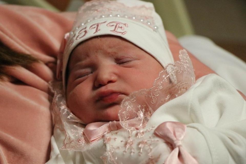 <p>Yeni yılın ilk bebeği 00.02’de Nevşehir’de dünyaya gelen Beste bebek oldu. 2020 yılının ilk bebeğine sahip olan İlkay-Soner Karataş çiftinin mutlulukları ise görülmeye değerdi.</p>

<p> </p>
