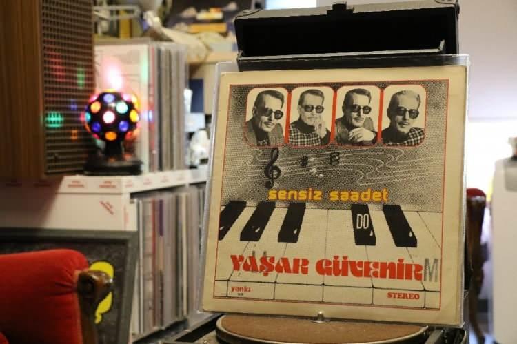 <p>Kafeye gelen müşteriler görünümü ve çalınan müzikler ile adeta geçmişe bir yolculuk yapıyor.</p>
