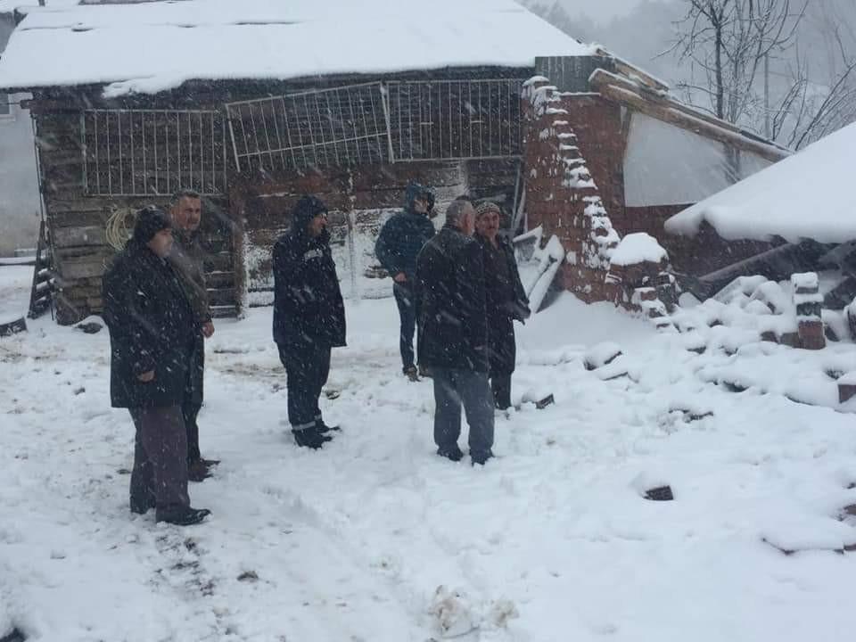 <p> Keles Belediyesi enkazın kaldırılması için ekipleri seferber etti.</p>
<p> </p>