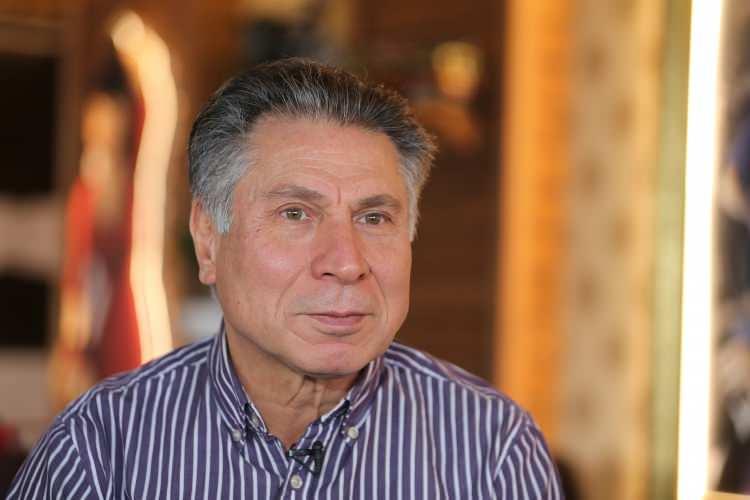 <p>Özkul'un tiyatro oyunculuğuna da değinen Arıman, sözlerini şöyle sürdürdü:</p>

<p>"Münir ağabey orta oyununun babasıdır, bir meddahtır. Aslında onda ne ararsanız vardır. O günlerle ilgili keşke (kamera arkası) çekimler olsaydı da o sahneleri birbirine nasıl kattığını, koca stadyumdaki izleyicilerin nasıl gülme krizine girdiğini görebilseydiniz. İşte ben sanatçı diye buna derim. Canlandırdığı karakterlerde ne görüyorsanız oydu. Mesela Mahmut Hoca, Yaşar Usta... Münir ağabey de gerçekten böyle bir insandı. Hiçbir hatasını görmedim. Dünyanın en güzel insanlarından biriydi."</p>
