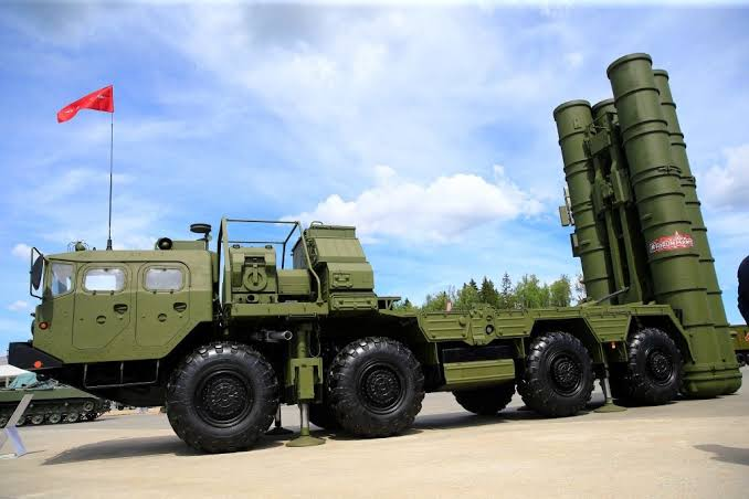 <p>Türkiye'nin uzun menzil hava savunma sistemi ihtiyacını karşılamak amacıyla tedarik edilen ilk S-400 sistemi ülkeye geldi.</p>
<p> </p>