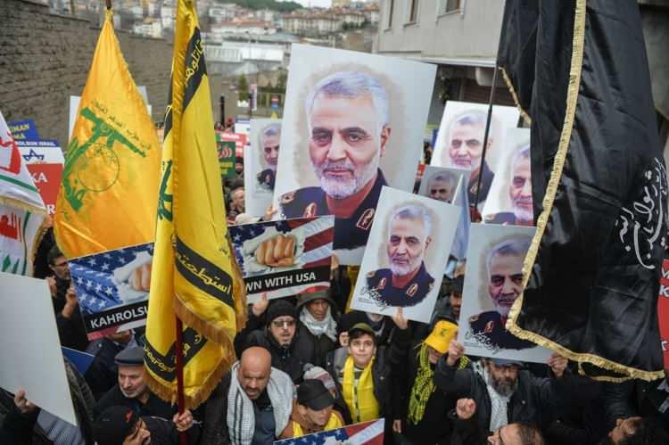 <p>İran Devrim Muhafızları Kudüs Gücü Komutanı Kasım Süleymani'nin ABD tarafından öldürülmesi sonrası tüm dünyada gösteriler devam ediyor. İstanbul'da ABD Başkonsolosluğu önünde toplanan bir grup ABD'yi ve İsrail'i protesto etti.</p>
