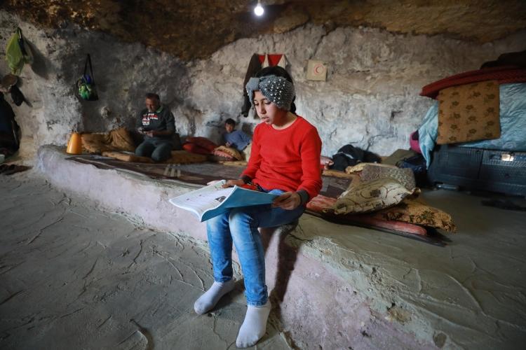 <p>Birkaç sene önce Avrupa Birliği'nin (AB) desteğiyle mağaraların yakınlarına bir ev inşa ettiğini anlatan Hamamede, "AB'ye destekleri için teşekkür ediyoruz. Ancak işgalci İsrail, ruhsatsız olduğu iddiasıyla tüm yapıları yıkmayı planlıyor." diye konuştu.</p>
<p> </p>