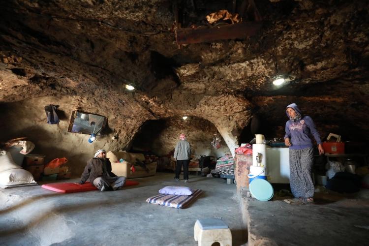 <p>Su ihtiyaçlarını yağmur sularının toplandığı bir kuyudan karşılayan köy sakinleri, geçimlerini küçük ve büyük baş hayvan terbiyesi yaparak sağlamaya çalışıyor. </p>

<p> </p>
