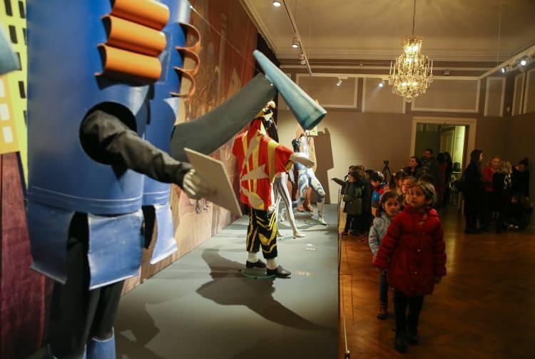 <p>Tüm Akdeniz coğrafyasında ilk kez Türkiye'de 18 Eylül - 5 Ocak arasında ücretsiz ziyarete açılan "Picasso: Gösteri Sanatı" sergisini yaklaşık 150 bin kişi ziyaret etti. </p>
