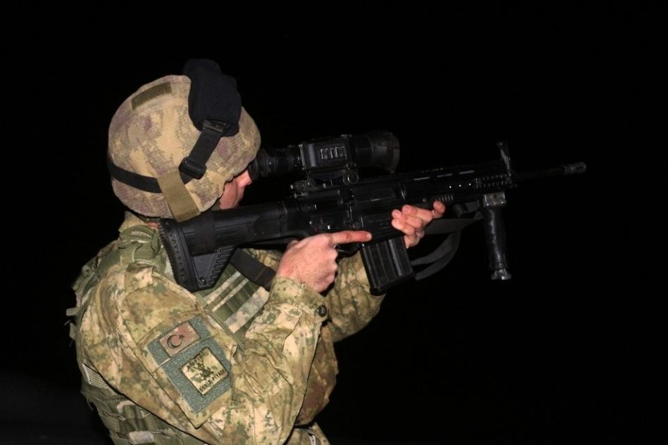 <p>Hakkari’nin zorlu doğa şartlarına rağmen teröristle mücadele eden Amfibi Deniz Piyade Tugay Komutanlığı Teröristle Mücadele Harekatı Görev Birlik Komutanlığı, yeni yıla elleri tetikte girdi.</p>
<p> </p>