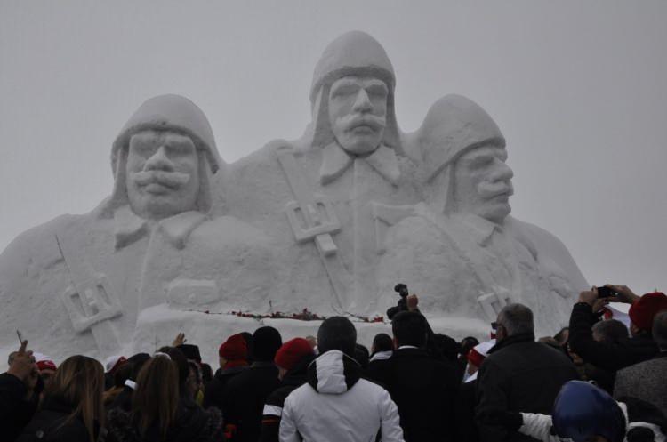 <p>Sarıkamış’ta kardan şehit askerler heykelinin açılışı yapıldı.<br />
 </p>
