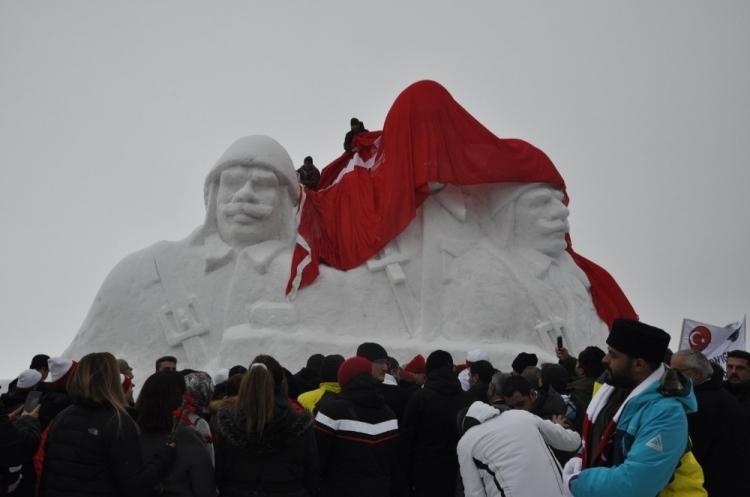 <p>105 yıl önce Sarıkamış Harekatı’nda şehit düşen 90 bin askerin anısına yapılan kardan şehit askerler heykelinin açılışı yapıldı. Sarıkamış Cıbıltepe Kayak Merkezindeki Kütük Evin önünde yapılan kardan heykeller eksi 15 derece soğukta, yaklaşık 200 kamyon kar taşınarak 9 kişi tarafından bir haftada yapılmıştı. Kardan askerlerin heykellerinin açılışı yoğun ilgi gördü.</p>
