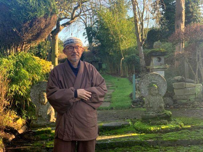 <p>Kendini Buddha Maitreya olarak tanımlayan 79 yaşındaki keşiş, Kuzey Clifton Nottinghamshire'daki evinin arka bahçesine etkileyici bir meditasyon bahçesi yarattı.</p>
<p> </p>