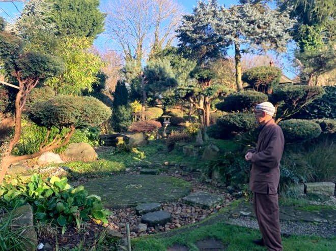 <p>Eski keşiş, İngiltere'ye yerleşti ve iki dönümlük arsaya sahip bir ev satın aldı.</p>

<p>Maitreya, bu sıradan evin arkasındaki araziyi adeta Japon bahçesine dönüştürdü.</p>

<p> </p>
