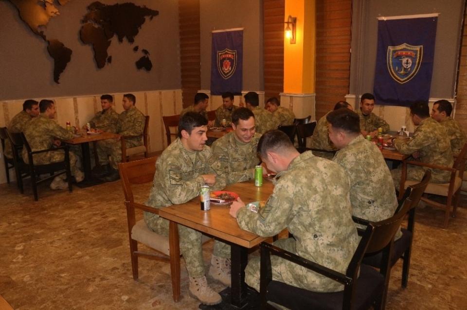<p>İHA muhabirine konuşan Yüzbaşı Yılmaz, Hakkari il merkezine 8 kilometre mesafede bulunan 2 bin 150 rakımlı Otluca bölgesinde görev yaptıklarını belirterek, “Deniz Kuvvetleri Komutanlığının seçkin ve güzide bir birliği olan Gazi Amfibi Deniz Tugay Komutanlığının bir unsuru olarak teröristle mücadele harekatı kapsamında Dağ ve Komando Tugay Komutanlığının harekat komutasında bulunmaktayız. Gazi Amfibi Deniz Tugay Komutanlığı unsurları olarak geçmişte olduğu gibi bugünde verilen her türlü görevi yerine getirme azim ve gayreti içerisinde, şanlı bayrağımızın gölgesinde, yüce milletimizin emrinde, ettiğimiz yeminin bilinciyle aralıksız vazifemizin başındayız. Buradan Hakkari bölgesinde bulunan Deniz Kuvvetleri Komutanlığı personelleri olarak yüce milletimizin yeni yılını kutlar, esenlikler temenni ederiz” dedi.</p>
