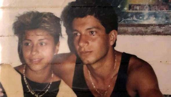 <p>Oyuncu sunucu Behzat Uygur eşi Çiğdem Uygur'la 1986 yılında çekildiği bir fotoğrafı; '1986 Kıyıkent disco Çiğdem Uygur ile henüz çıkıyoruz (o zamanlar öyle denirdi) o dönemin modası kolyeler' notuyla paylaştı. </p>