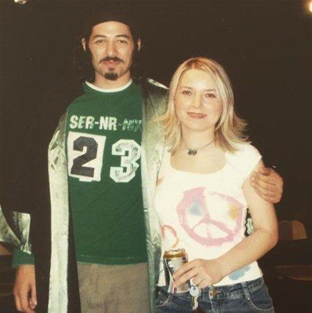 <p>Mert Fırat'ın hocası Elif Çongur, fotoğrafı "Ev toplarken toplamayı bırakıp kutularda bulduğun fotoğraflara dalıyorsun bir süre. Kafandaki kep bizim sahnenin siyahında kaybolmuş ama cübbe omuzda" notuyla paylaştı. Mert Fırat da fotoğrafa yorum yaparak 'Sahnenin siyahında bir süre kaybolur, bir gecenin siyahında geri döneriz hocam. Sayenizde' dedi. </p>
