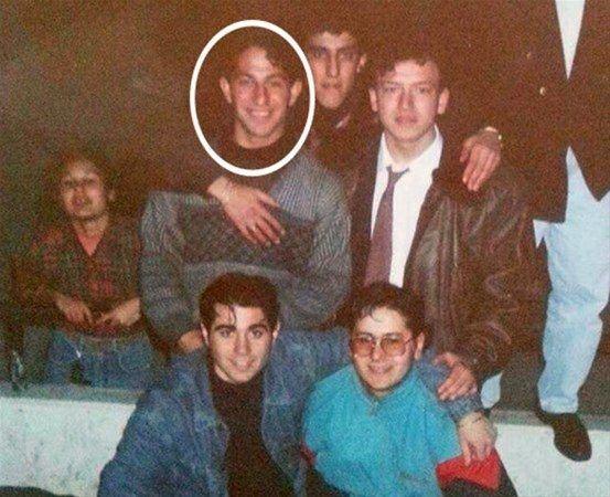 <p>Ünlü komedyen yayınladığı bu kareye, "Cem abin de liseliydi... 1987 airport disco galiba :) Kazakların kotun içine sokulduğu dönem" notunu düştü. </p>

