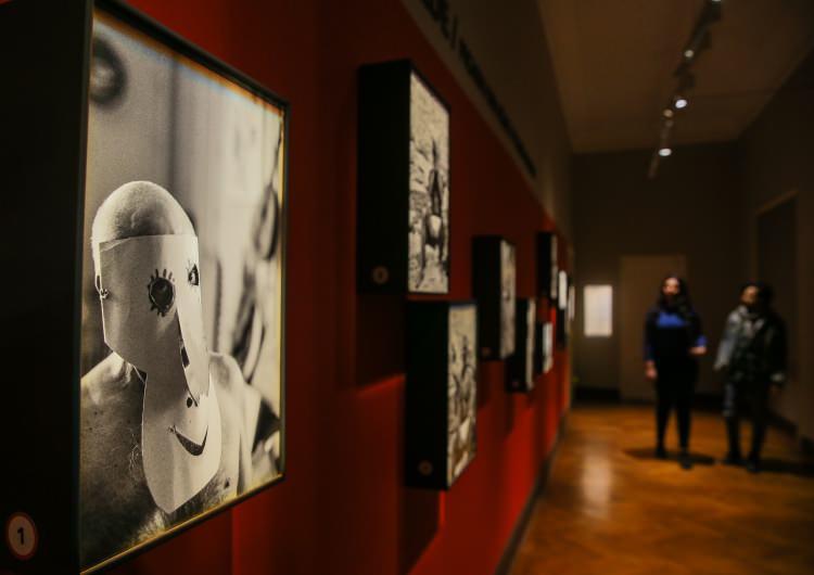 <p>- Serginin küçük ziyaretçileri</p>
<p>Pablo Picasso'nun Akrobat eserini inceleyen 6 yaşındaki Kuzey Barlas Taneli, sergiden çok etkilendiğini söyleyerek, "Akrobatlar değişik hareketler yapar ama burada sanki ellerinin olduğu yerde ayak, ayaklarının olduğu yerde elleri var gibi geldi bana. Biraz garip. Picasso yapmış, çok ilginç." dedi.</p>