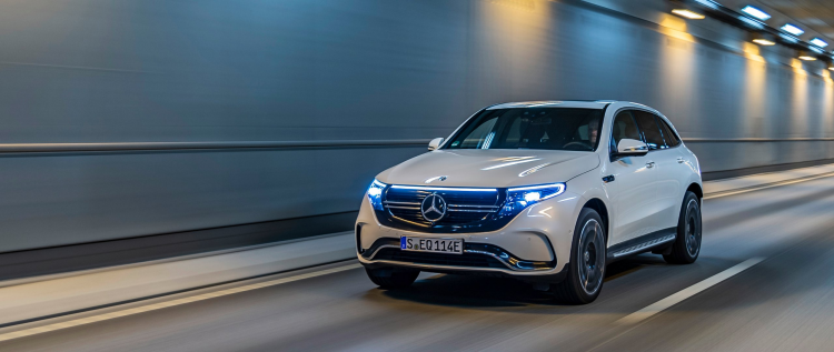 <p><strong>MERCEDES EQC</strong></p>
<p>450 KM üzerinde sürüş menzili vaat eden suv. otomobilin iç mekanında dijital tarz odaklı.</p>