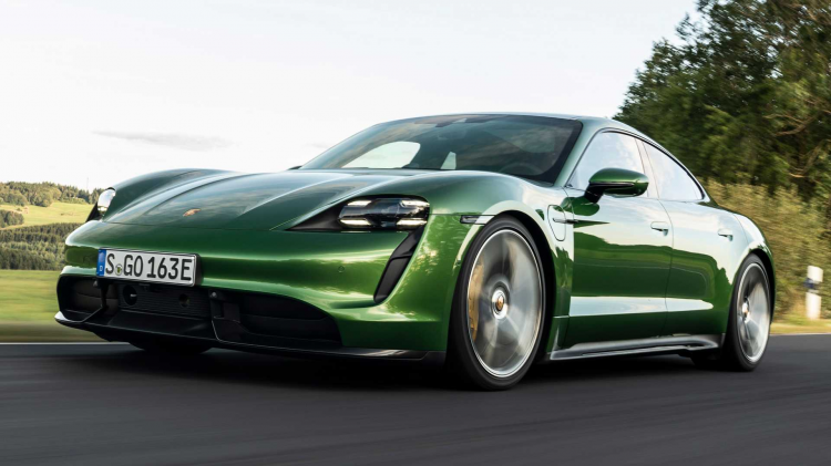 <p><strong>PORSCHE TAYCAN</strong></p>

<p>Temmuz ayında satışa sunulcak olan porsche, tasarımından sürüş özelliklerine kadar çok sıradışı bir otomobil.</p>
