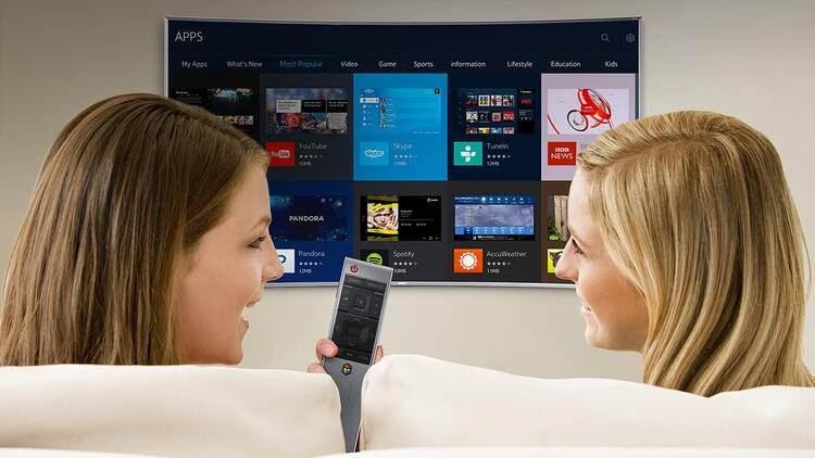 <p>QLED TV'ler çok geniş bir renk yelpazesini, LCD TV'lerin genel avantajı olan yüksek parlaklıkla birlikte sunabiliyor. Böylece hem gerçek renkleri parlak bir şekilde görüntülemek mümkün oluyor. Samsung'un ilk olarak geçtiğimiz sene ortaya çıkardığı QLED modelleri bu sene metal kaplama yeni Quantum Dot'larla renk yelpazesini daha da genişletmiş durumda.</p>
