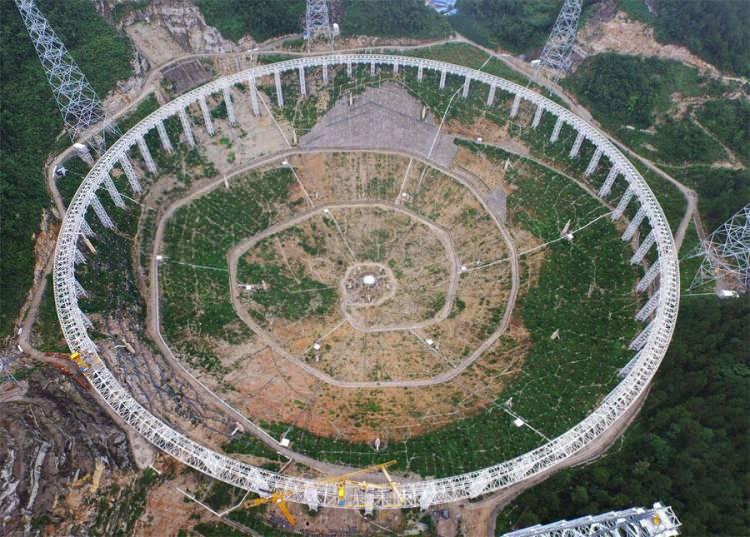 <p>Çin'in Guizhou bölgesinde inşaa edilen dev teleskobun yapımı tam 5 yıl sürdü.</p>
