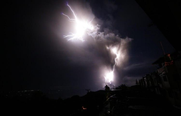 <p>Enstitü, yanardağın kalderasında oluşan volkanik aktivitenin yoğunlaşmasıyla oluşan gölün bulunduğu bölgede, volkanik tsunami uyarısı yaparken, göle piroklastik akıntı olabileceğini ve volkanik aktivite nedeniyle heyelanlar meydana gelebileceği uyarısında bulundu.</p>
<p> </p>