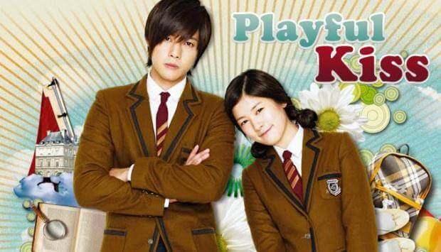 <p><span style="color:#800080"><strong>8- Playful Kiss (2010) IMDB: 7,7</strong></span></p>

<p>Baek Seung-Jo’ya (Kim Hyun-Joong) okulun ilk gününde göz göze gelir ve aşık olur. Başka bir gün, Ha-Ni’nin babasıyla beraber yaşadığı ve yeni yaptıkları evleri depremde çöker. Babasının eski bir arkadaşının evine taşınır. Babasının arkadaşının oğlu Seung-Jo’dur. Ha-Ni sevdiği erkeğin yanında olma fırsatını elde etmiştir​</p>
