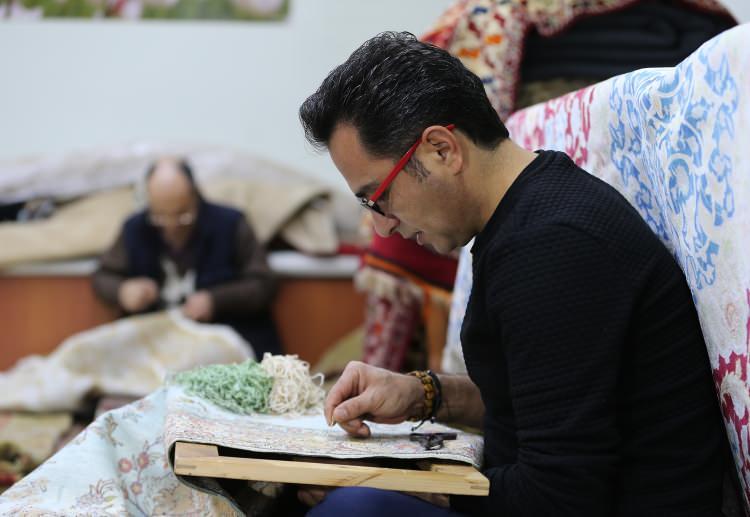 <p>Antika halıları aslına uygun olarak onarıp kullanılabilir hale getiren 33 yıllık zanaatkar Ahmet Bayraktar, Uzak Doğu ve Avrupa ülkelerindeki fuar ve sergilere katılarak, Türk ipek halılarını dünyaya tanıtıyor.</p>