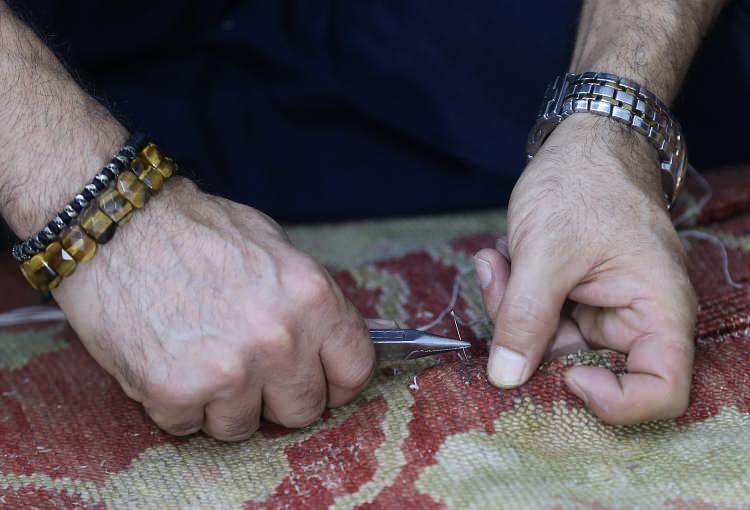 <p>Bir halının tamirini yaparken, hesaba katılmayan detayların önemli olduğunu belirten Bayraktar, halı tamirini iğne ile kuyu kazmaya benzetti. Bayraktar, halı tamirinin özellikle gözleri çok yorduğunu anlattı. </p>