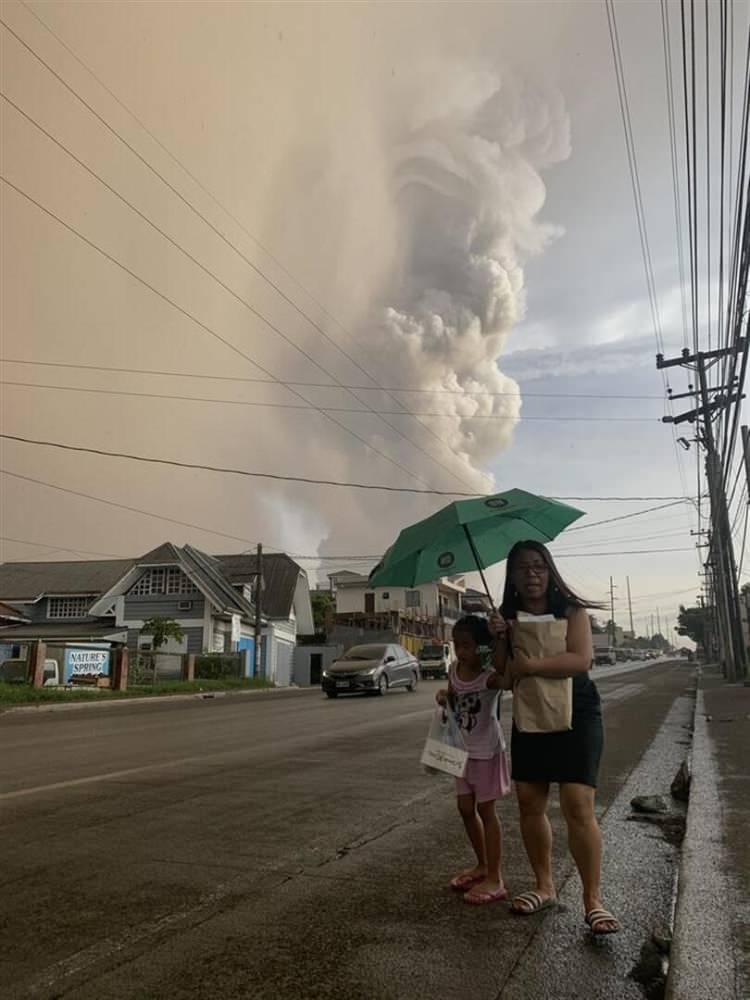 <p>Filipinler'de bulunan Taal Yanardağı'nda yaşanan patlama sonrası başkent Manila'da kilometrelerce kül ve duman yükseldi. Bölge boşaltılmaya devam ediyor...</p>
